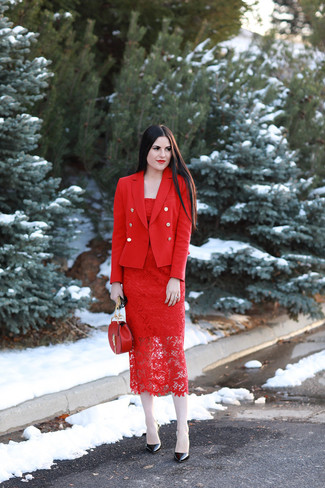 Come indossare e abbinare una borsa bordeaux: Prova a combinare un blazer doppiopetto rosso con una borsa bordeaux per un look facile da indossare. Décolleté in pelle neri sono una buona scelta per completare il look.