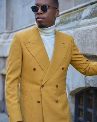 Come indossare e abbinare un blazer doppiopetto giallo in modo smart-casual: Combina un blazer doppiopetto giallo con un dolcevita bianco per un look elegante e alla moda.