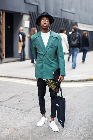 Come indossare e abbinare un blazer verde scuro in modo smart-casual: Indossa un blazer verde scuro con jeans neri per un abbigliamento elegante ma casual. Per un look più rilassato, opta per un paio di sneakers basse in pelle bianche.