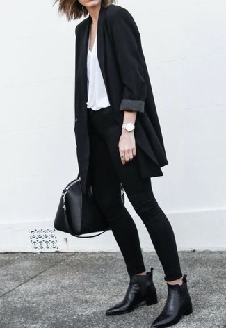 Quale jeans aderenti indossare con un blazer nero in modo smart-casual: Prova a combinare un blazer nero con jeans aderenti per un look raffinato. Calza un paio di stivali chelsea in pelle neri per avere un aspetto più rilassato.