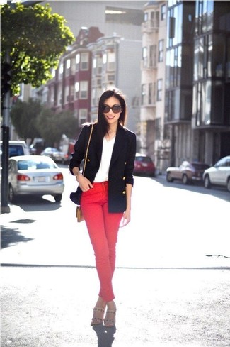 Look alla moda per donna: Blazer doppiopetto blu scuro, T-shirt con scollo a v bianca, Jeans aderenti rossi, Sandali con tacco in pelle beige