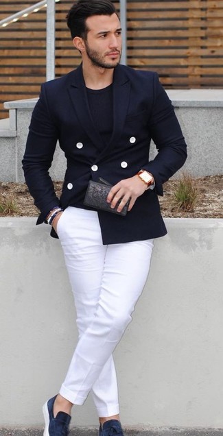 Quale blazer indossare con mocassini eleganti blu scuro: Coniuga un blazer con chino bianchi per un drink dopo il lavoro. Sfodera il gusto per le calzature di lusso e scegli un paio di mocassini eleganti blu scuro come calzature.