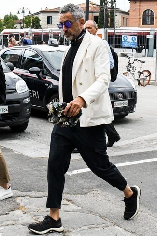 Look alla moda per uomo: Blazer doppiopetto bianco, T-shirt girocollo nera, Chino neri, Scarpe sportive nere