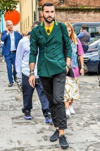 Look alla moda per uomo: Blazer doppiopetto verde scuro, T-shirt girocollo gialla, Chino neri, Scarpe sportive nere