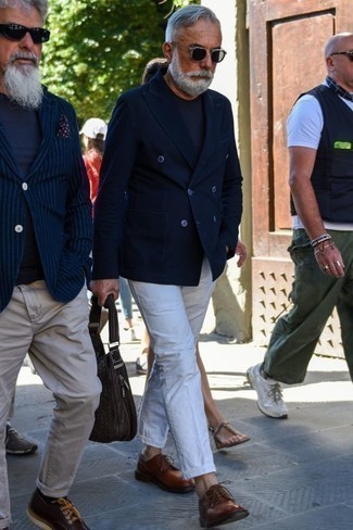 Come indossare e abbinare un blazer doppiopetto con scarpe derby per un uomo di 60 anni in modo smart-casual: Combina un blazer doppiopetto con chino bianchi per creare un look smart casual. Indossa un paio di scarpe derby per un tocco virile.
