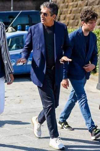 Come indossare e abbinare un blazer blu scuro per un uomo di 50 anni: Potresti combinare un blazer blu scuro con chino blu scuro per un look da sfoggiare sul lavoro. Aggiungi un tocco fantasioso indossando un paio di sneakers basse di tela bianche.
