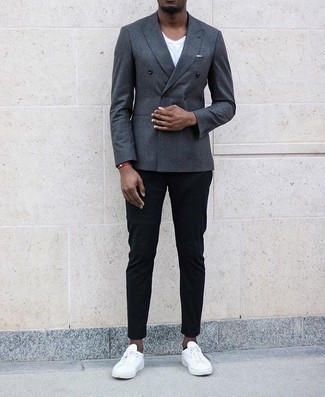 Look alla moda per uomo: Blazer doppiopetto grigio scuro, T-shirt girocollo bianca, Chino neri, Sneakers basse di tela bianche