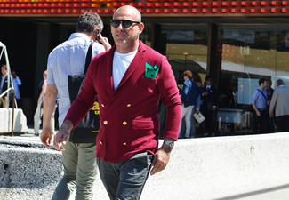 Come indossare e abbinare un fazzoletto da taschino verde per un uomo di 40 anni: Opta per un blazer doppiopetto rosso e un fazzoletto da taschino verde per un fantastico look da sfoggiare nel weekend.