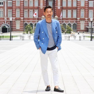 Quale chino indossare con un blazer doppiopetto blu in modo smart-casual: Metti un blazer doppiopetto blu e chino, perfetto per il lavoro. Scegli uno stile classico per le calzature e indossa un paio di mocassini eleganti in pelle neri.
