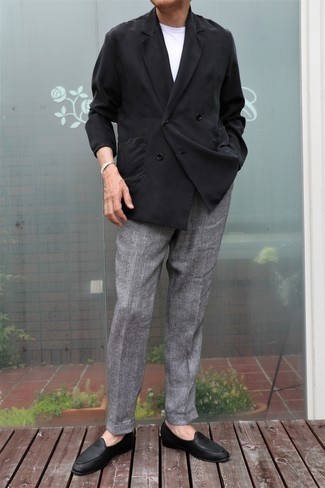 Quale mocassini eleganti indossare con un blazer doppiopetto nero per un uomo di 50 anni: Combina un blazer doppiopetto nero con chino a spina di pesce grigi se preferisci uno stile ordinato e alla moda. Prova con un paio di mocassini eleganti per dare un tocco classico al completo.