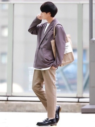 Quale blazer indossare con chino beige per un uomo di 20 anni: Indossa un blazer e chino beige se preferisci uno stile ordinato e alla moda. Sfodera il gusto per le calzature di lusso e calza un paio di mocassini eleganti in pelle con frange neri.