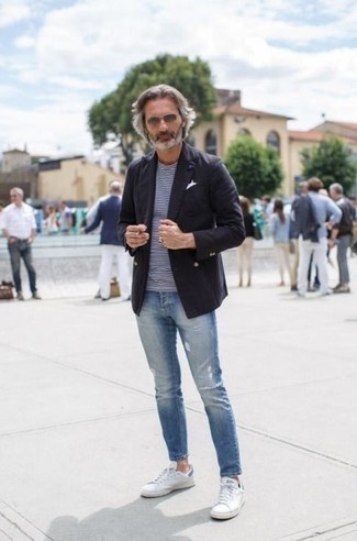 Come indossare e abbinare jeans con un blazer doppiopetto: Indossa un blazer doppiopetto con jeans per vestirti casual. Non vuoi calcare troppo la mano con le scarpe? Scegli un paio di sneakers basse bianche come calzature per la giornata.