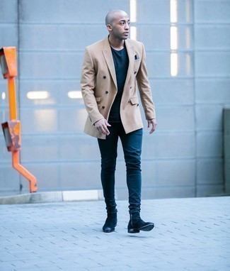 Quale jeans indossare con un blazer marrone chiaro: Indossa un blazer marrone chiaro e jeans se preferisci uno stile ordinato e alla moda. Stivali chelsea in pelle scamosciata neri doneranno eleganza a un look altrimenti semplice.