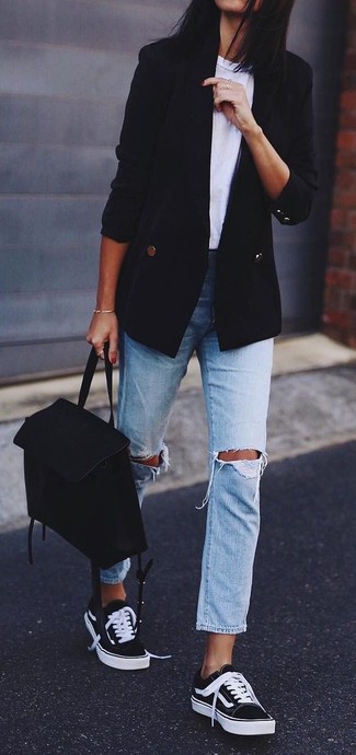 Quale blazer doppiopetto indossare con sneakers basse nere in modo rilassato: Punta su un blazer doppiopetto e jeans boyfriend strappati azzurri per un outfit rilassato ma alla moda. Sneakers basse nere sono una splendida scelta per completare il look.