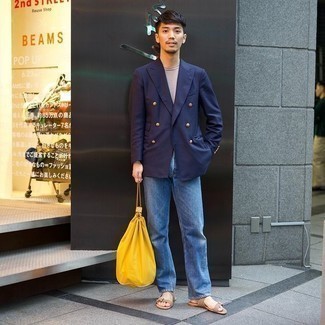 Come indossare e abbinare un blazer doppiopetto in modo casual: Coniuga un blazer doppiopetto con jeans blu se preferisci uno stile ordinato e alla moda. Per distinguerti dagli altri, calza un paio di sandali di tela marrone chiaro.