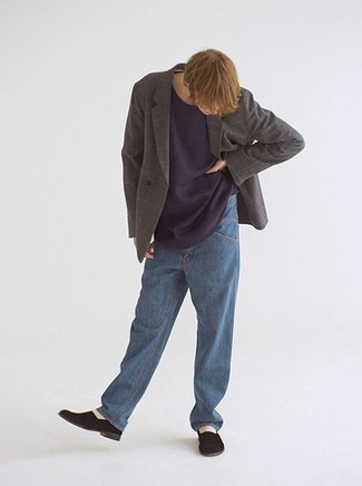 Come indossare e abbinare jeans blu in modo smart-casual: Opta per un blazer doppiopetto di lana a quadri grigio scuro e jeans blu per essere elegante ma non troppo formale. Prova con un paio di mocassini eleganti in pelle scamosciata neri per dare un tocco classico al completo.