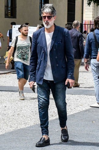 Quale jeans indossare con un blazer blu scuro per un uomo di 40 anni in modo smart-casual: Prova ad abbinare un blazer blu scuro con jeans per essere elegante ma non troppo formale. Sfodera il gusto per le calzature di lusso e scegli un paio di mocassini eleganti in pelle neri come calzature.
