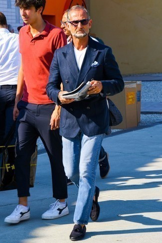 Come indossare e abbinare jeans azzurri con mocassini con nappine in pelle neri per un uomo di 50 anni in modo smart-casual: Scegli un blazer doppiopetto blu scuro e jeans azzurri, perfetto per il lavoro. Indossa un paio di mocassini con nappine in pelle neri per mettere in mostra il tuo gusto per le scarpe di alta moda.