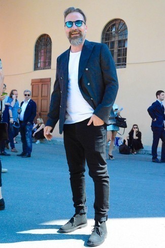 Quale jeans indossare con un blazer blu scuro per un uomo di 40 anni in modo smart-casual: Opta per un blazer blu scuro e jeans se cerchi uno stile ordinato e alla moda. Un paio di chukka in pelle scamosciata nere si abbina alla perfezione a una grande varietà di outfit.