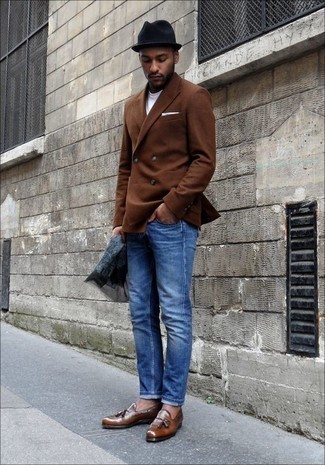Quale mocassini con nappine indossare con un blazer marrone scuro per un uomo di 30 anni: Potresti combinare un blazer marrone scuro con jeans blu se cerchi uno stile ordinato e alla moda. Rifinisci il completo con un paio di mocassini con nappine.
