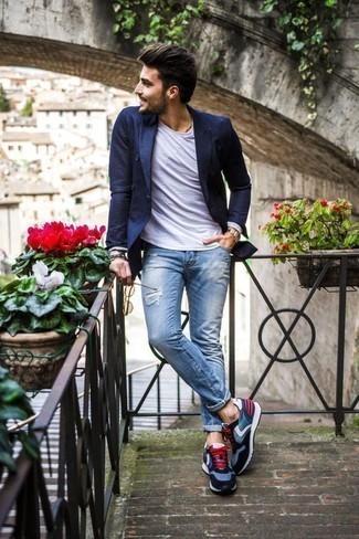 Come indossare e abbinare un blazer blu scuro per un uomo di 30 anni in modo casual: Per un outfit quotidiano pieno di carattere e personalità, potresti indossare un blazer blu scuro e jeans strappati azzurri. Se non vuoi essere troppo formale, scegli un paio di scarpe sportive blu.