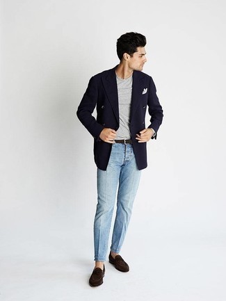 Quale blazer doppiopetto indossare con jeans azzurri per un uomo di 30 anni in modo smart-casual: Opta per un blazer doppiopetto e jeans azzurri per un look da sfoggiare sul lavoro. Mocassini eleganti in pelle scamosciata marrone scuro impreziosiranno all'istante anche il look più trasandato.