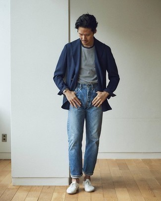 Quale blazer doppiopetto indossare con jeans blu scuro in modo smart-casual: Indossa un blazer doppiopetto e jeans blu scuro per essere elegante ma non troppo formale. Abbellisci questo completo con un paio di scarpe oxford di tela bianche.