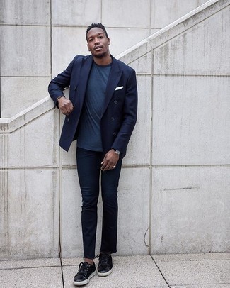 Come indossare e abbinare sneakers basse nere per un uomo di 30 anni in modo smart-casual: Prova a combinare un blazer doppiopetto blu scuro con jeans blu scuro, perfetto per il lavoro. Se non vuoi essere troppo formale, mettiti un paio di sneakers basse nere.