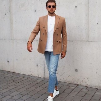 Quale jeans indossare con un blazer beige per un uomo di 20 anni: Punta su un blazer beige e jeans per creare un look smart casual. Per distinguerti dagli altri, opta per un paio di sneakers basse in pelle bianche e nere.