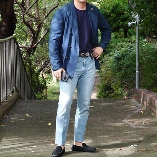 Quale blazer indossare con jeans azzurri: Indossa un blazer con jeans azzurri per un look da sfoggiare sul lavoro. Aggiungi un tocco fantasioso indossando un paio di mocassini driving in pelle scamosciata neri.