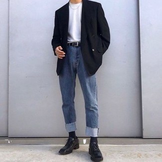 Come indossare e abbinare un blazer doppiopetto con jeans per un uomo di 20 anni quando fa caldo in modo smart-casual: Scegli un blazer doppiopetto e jeans per un drink dopo il lavoro. Opta per un paio di scarpe derby in pelle nere per dare un tocco classico al completo.