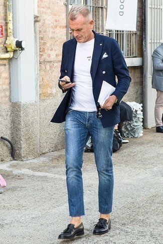 Look alla moda per uomo: Blazer doppiopetto blu scuro, T-shirt girocollo stampata bianca, Jeans strappati blu, Mocassini eleganti in pelle con frange neri