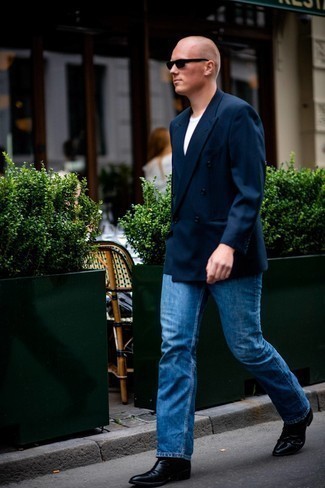 Quale blazer doppiopetto indossare con jeans blu in primavera 2025 in modo smart-casual: Abbina un blazer doppiopetto con jeans blu per un drink dopo il lavoro. Impreziosisci il tuo outfit con un paio di stivali chelsea in pelle neri. Questo è certamente l'outfit da copiare in questa stagione primaverile.