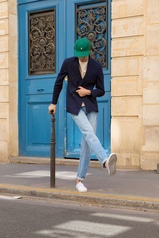 Come indossare e abbinare jeans azzurri in modo smart-casual: Potresti indossare un blazer doppiopetto blu scuro e jeans azzurri per creare un look smart casual. Per distinguerti dagli altri, opta per un paio di sneakers basse di tela bianche.