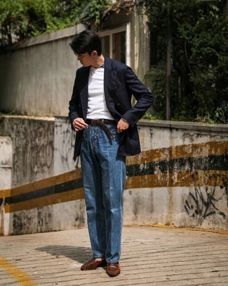 Come indossare e abbinare un blazer doppiopetto con jeans: Abbina un blazer doppiopetto con jeans per un look da sfoggiare sul lavoro. Opta per un paio di mocassini eleganti in pelle scamosciata marrone scuro per un tocco virile.