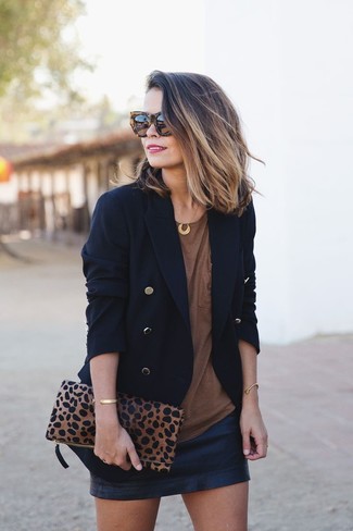 Come indossare e abbinare occhiali da sole leopardati marrone scuro in modo smart-casual: Opta per un blazer doppiopetto nero e occhiali da sole leopardati marrone scuro per un look comfy-casual.