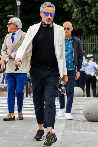 Come indossare e abbinare un blazer con pantaloni cargo per un uomo di 50 anni: Potresti combinare un blazer con pantaloni cargo per un abbigliamento elegante ma casual. Per un look più rilassato, opta per un paio di scarpe sportive nere.