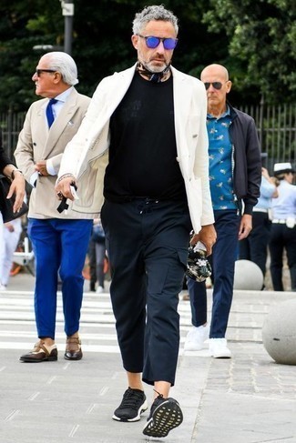 Come indossare e abbinare un blazer bianco per un uomo di 40 anni in modo casual: Mostra il tuo stile in un blazer bianco con pantaloni cargo blu scuro se cerchi uno stile ordinato e alla moda. Aggiungi un tocco fantasioso indossando un paio di scarpe sportive nere e bianche.