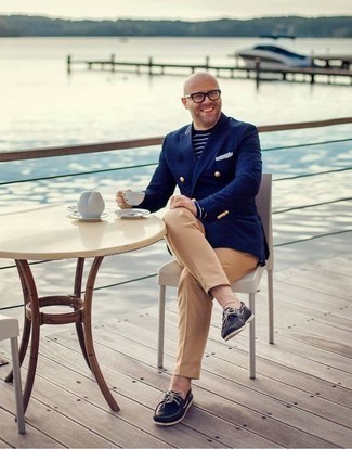 Come indossare e abbinare scarpe da barca: Coniuga un blazer doppiopetto blu scuro con pantaloni eleganti marrone chiaro come un vero gentiluomo. Per un look più rilassato, mettiti un paio di scarpe da barca.