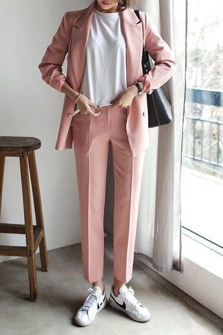 Come indossare e abbinare un blazer doppiopetto rosa per una donna di 30 anni in modo smart-casual: Coniuga un blazer doppiopetto rosa con pantaloni eleganti rosa per un look davvero alla moda. Per distinguerti dagli altri, mettiti un paio di sneakers basse in pelle bianche.