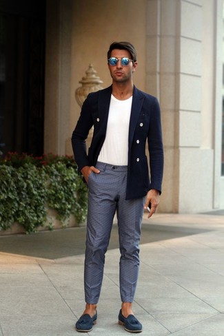 Look alla moda per uomo: Blazer doppiopetto blu scuro, T-shirt girocollo bianca, Pantaloni eleganti grigi, Mocassini con nappine in pelle scamosciata blu scuro