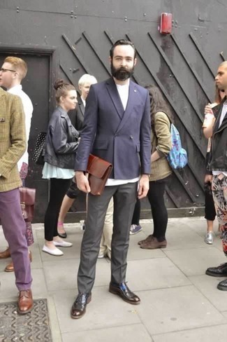Come indossare e abbinare un blazer doppiopetto con scarpe oxford per un uomo di 30 anni: Combina un blazer doppiopetto con pantaloni eleganti grigi per essere sofisticato e di classe. Calza un paio di scarpe oxford per un tocco più rilassato.