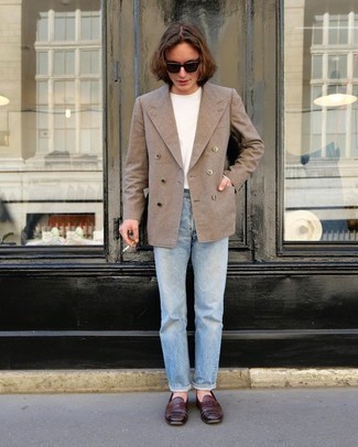 Come indossare e abbinare un blazer doppiopetto marrone chiaro: Coniuga un blazer doppiopetto marrone chiaro con jeans azzurri, perfetto per il lavoro. Un bel paio di mocassini eleganti in pelle bordeaux è un modo semplice di impreziosire il tuo look.