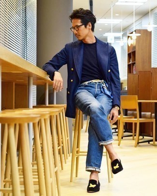 Come indossare e abbinare un blazer blu scuro con jeans blu per un uomo di 30 anni in autunno 2024 in modo smart-casual: Prova a combinare un blazer blu scuro con jeans blu se cerchi uno stile ordinato e alla moda. Un bel paio di mocassini eleganti di velluto ricamati neri è un modo semplice di impreziosire il tuo look. Questo, ovviamente, è il look perfetto per l’autunno.