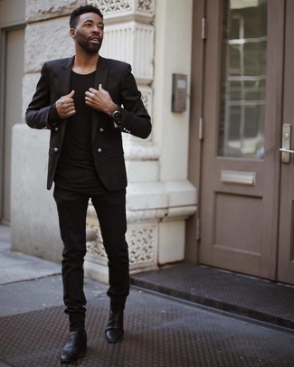 Come indossare e abbinare stivali in pelle neri per un uomo di 30 anni quando fa caldo in modo smart-casual: Vestiti con un blazer doppiopetto nero e jeans neri per un look da sfoggiare sul lavoro. Per un look più rilassato, calza un paio di stivali in pelle neri.