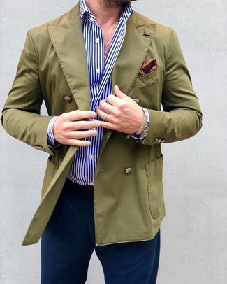 Come indossare e abbinare un blazer doppiopetto verde scuro in modo smart-casual: Opta per un blazer doppiopetto verde scuro e chino blu scuro per essere elegante ma non troppo formale.