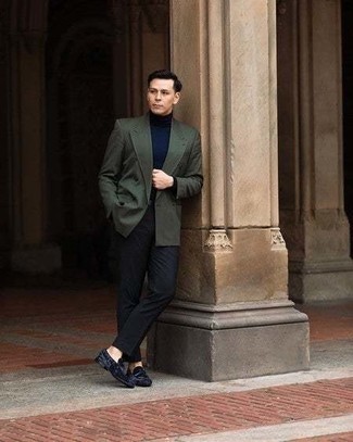 Come indossare e abbinare pantaloni eleganti neri: Prova a combinare un blazer doppiopetto verde oliva con pantaloni eleganti neri per un look elegante e alla moda. Per distinguerti dagli altri, scegli un paio di mocassini eleganti di velluto blu scuro come calzature.