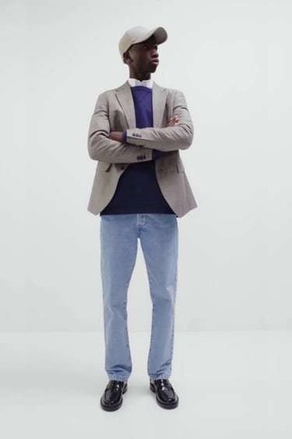 Come indossare e abbinare un blazer grigio in autunno 2024: Combina un blazer grigio con jeans azzurri se cerchi uno stile ordinato e alla moda. Rifinisci il completo con un paio di mocassini eleganti in pelle neri. Ecco un look stupendo per questo autunno.
