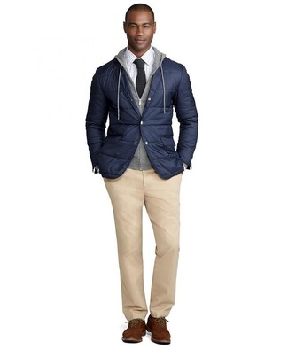 Look alla moda per uomo: Blazer trapuntato blu scuro, Felpa con cappuccio grigia, Camicia elegante a quadri bianca, Chino marrone chiaro