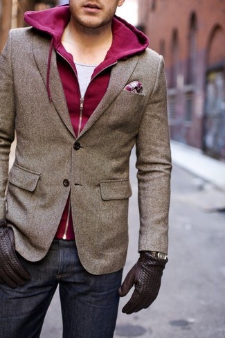 Look alla moda per uomo: Blazer di lana marrone, Felpa con cappuccio bordeaux, Canotta grigia, Jeans blu scuro